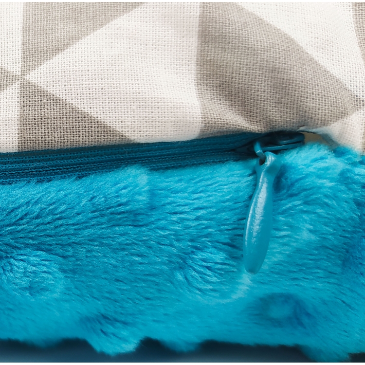 Poduszka dziecięca MINKY-BAWEŁNA 100% dwustronna z zamkiem- niebieski i wzorki 30x40 faktura